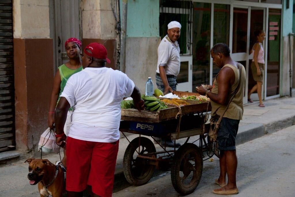 Un vendedor en una calle de Cuba. (Himar Bethencourt)