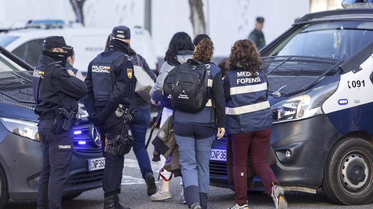 Médicos forenses llegando a la Ciudad de la Justicia