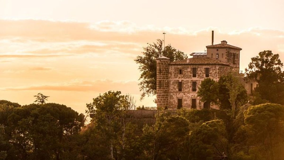 El pequeño pueblo de Catalunya con un castillo de origen musulmán y varios edificios modernistas