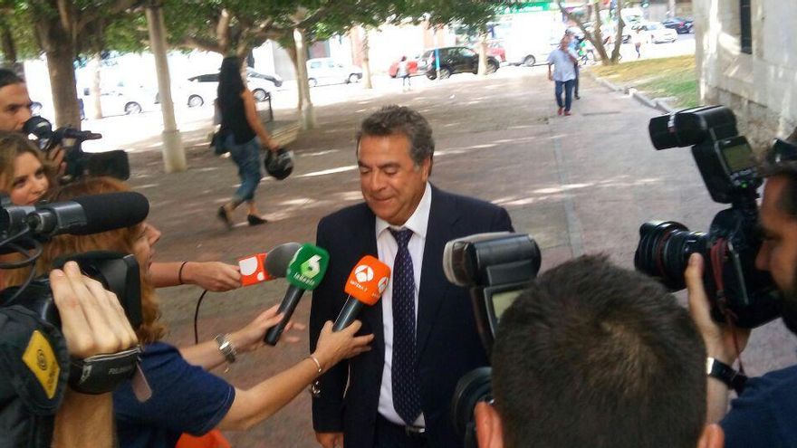 Enrique Ortiz, a les portes dels jutjats d'Alacant.