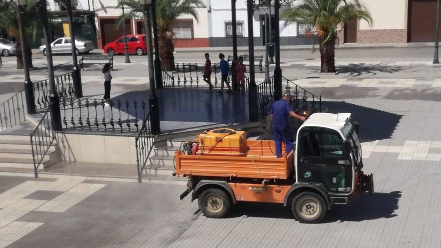 El Ayuntamiento desinfecta las calles semanalmente