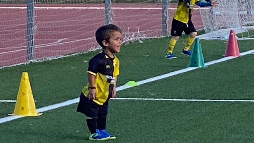 El sueño de Javier de jugar al fútbol puede más que su estatura