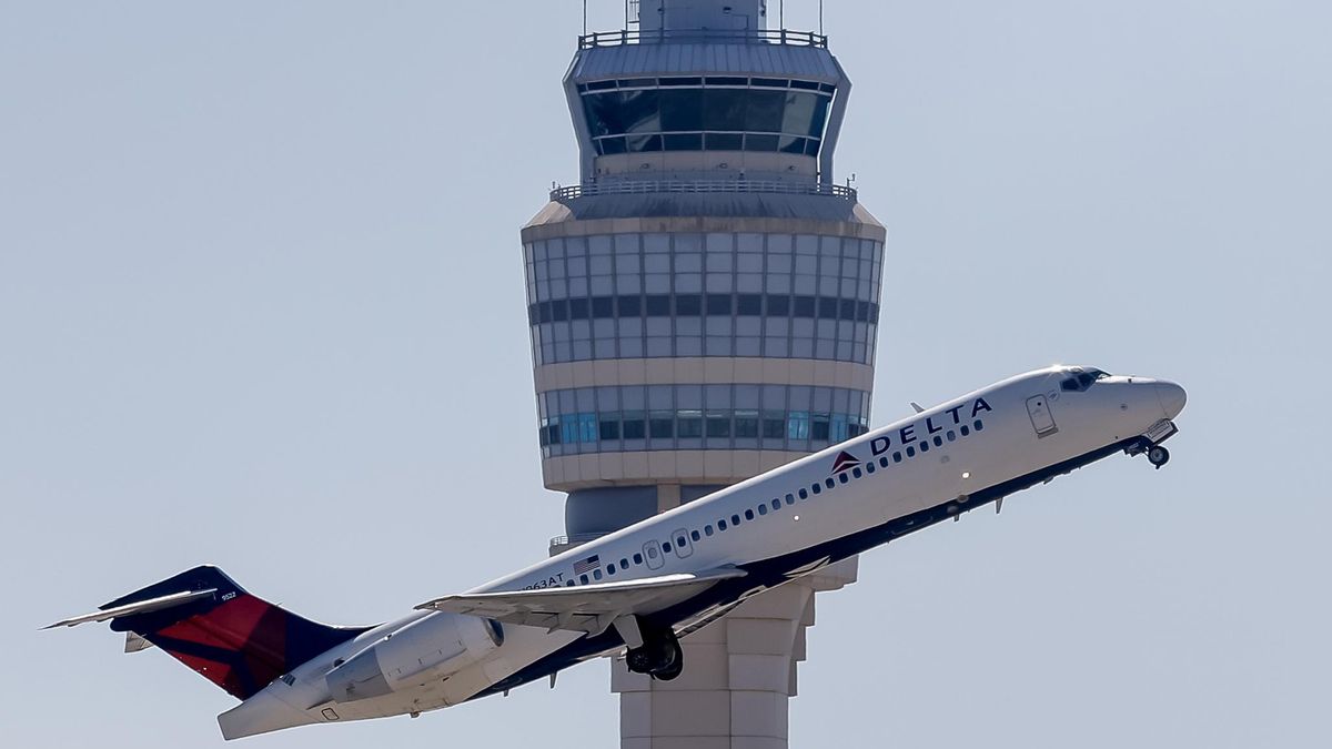 Fotografía de un avión Delta Air Lines pasando por la torre de control del Aeropuerto Internacional Hartsfield-Jackson, en Atlanta (Estados Unidos). EFE/ Erik S. Lesser