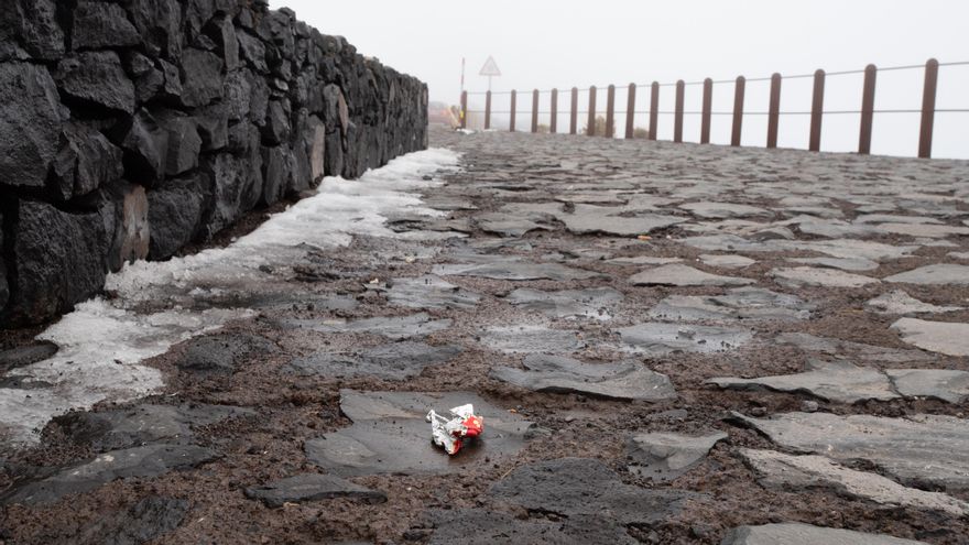 Plástico en el suelo del Parque Nacional del Teide