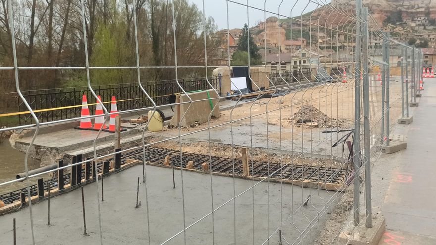 Un pueblo dividido en dos y vecinos aislados tras el derrumbe de su puente: "Los que podemos, tenemos un coche a cada lado"