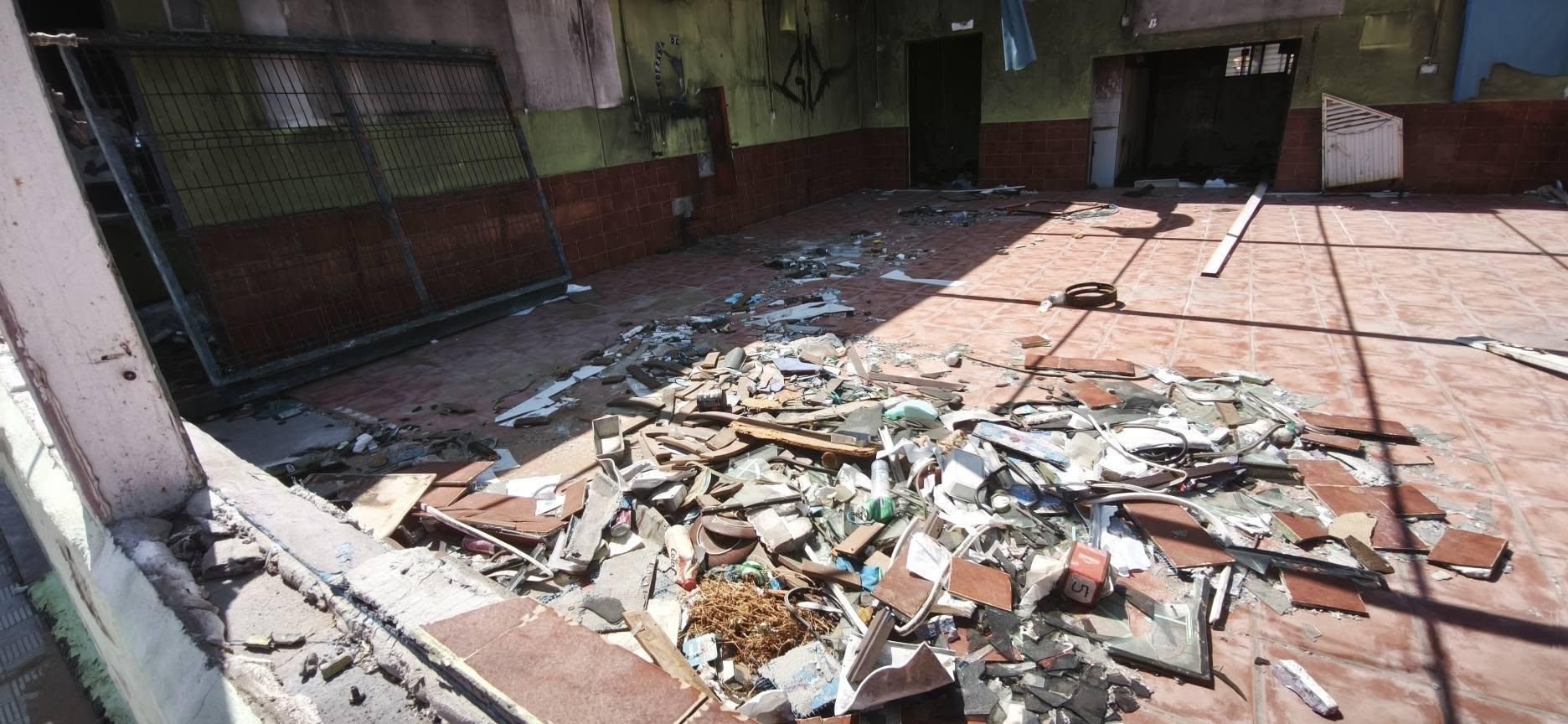 Escombros y basura acumulada en el antiguo edificio de la Cofradía de Pescadores, en Las Teresitas.