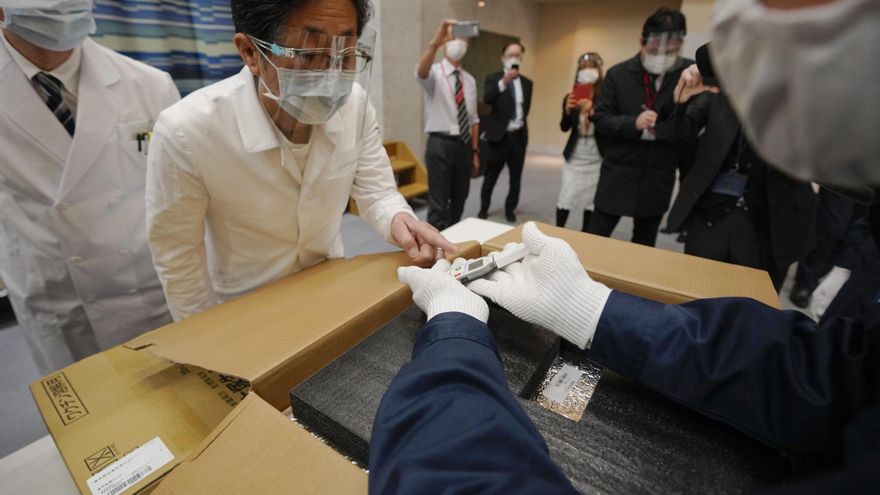 El personal del hospital comprueba el estado de las vacunas COVID-19 de Pfizer-BioNTech en un hospital de Tokio en Japón. Japón comienza su vacunación con unos 40.000 trabajadores médicos el 17 de febrero de 2021 después de que el gobierno aprobara su primera vacuna el 14 de febrero de 2021. EFE/EPA/KIMIMASA MAYAMA