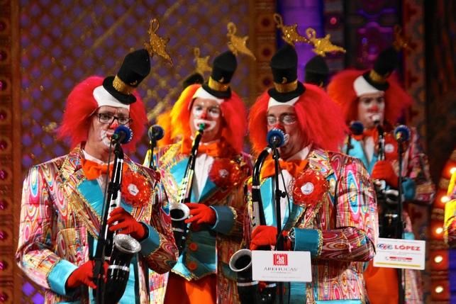 Actuación de la afilarmónica 'Los Nietos de Kika' en la final de murgas 2015. FOTO: Cirenia Vico.