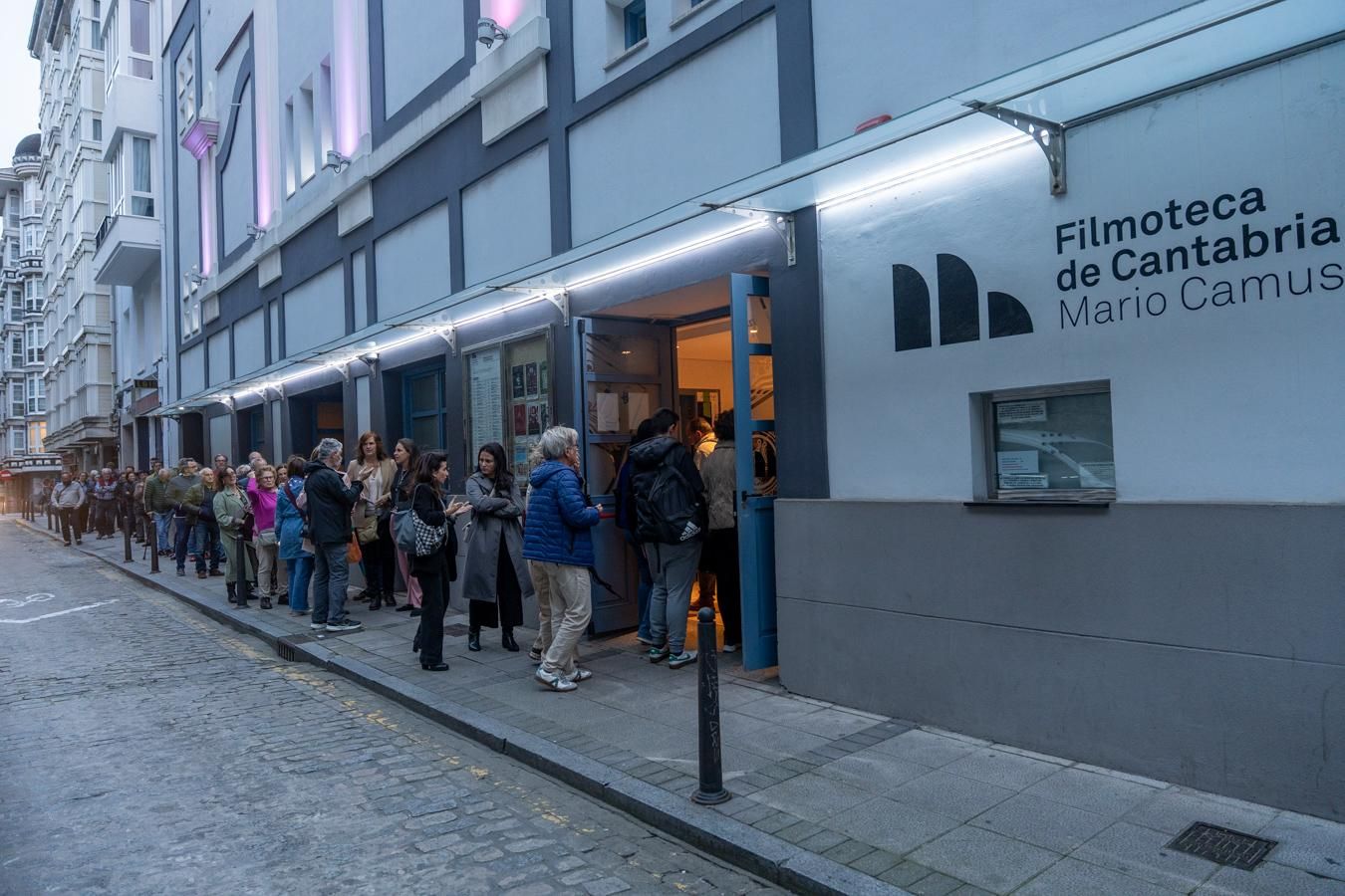 Larga cola de asistentes al acto por el décimo aniversario de elDiario.es Cantabria.