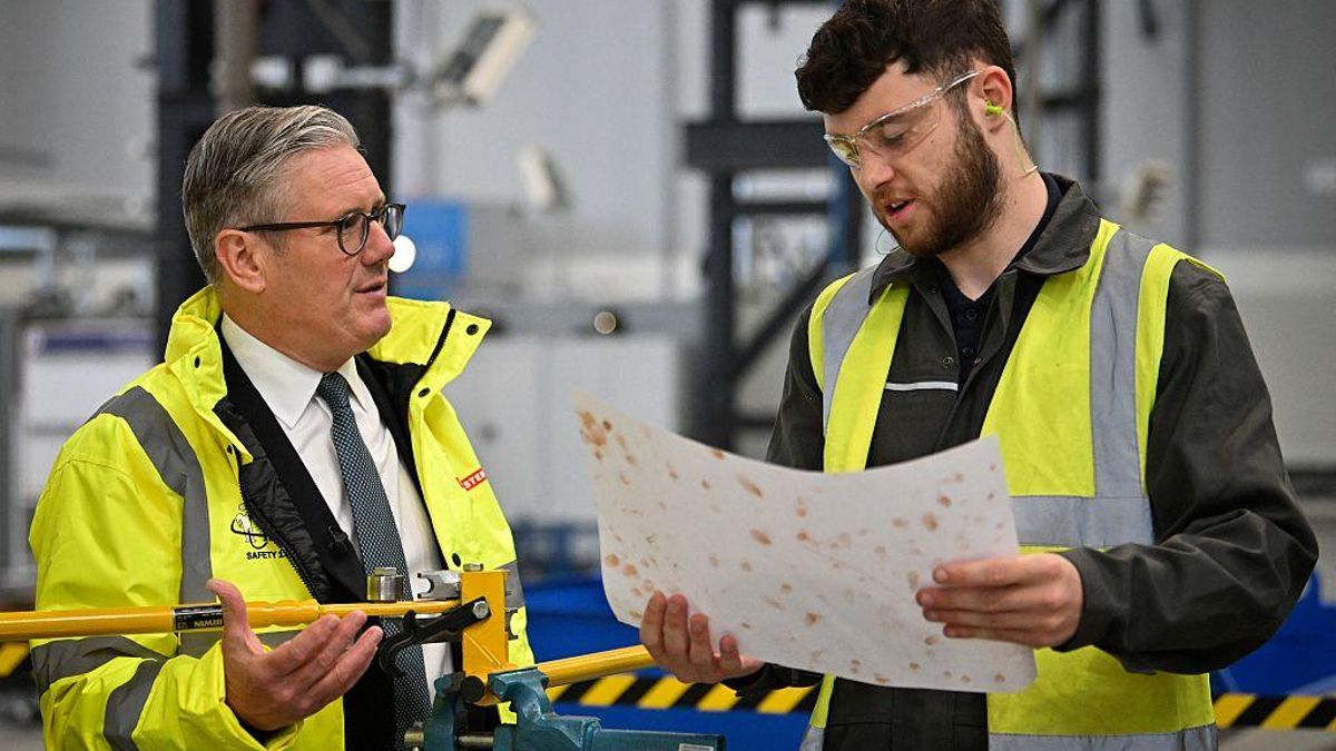 El primer ministro británico, Keir Starmer, habla con un trabajador del astillero militar BAE este lunes en Glasgow, Escocia.