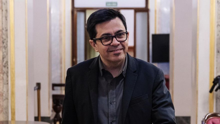 El secretario primero de la Mesa del Congreso, Gerardo Pisarello, a su llegada a una reunión de la Mesa del Congreso.