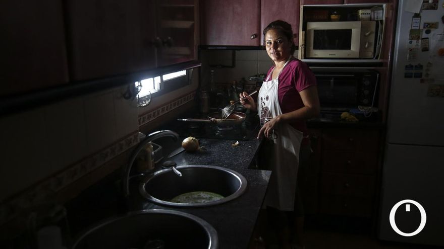 Gladys Olazar cocinando en su casa