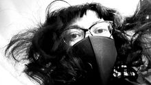 La autora del diario probando su nueva mascarilla negra.