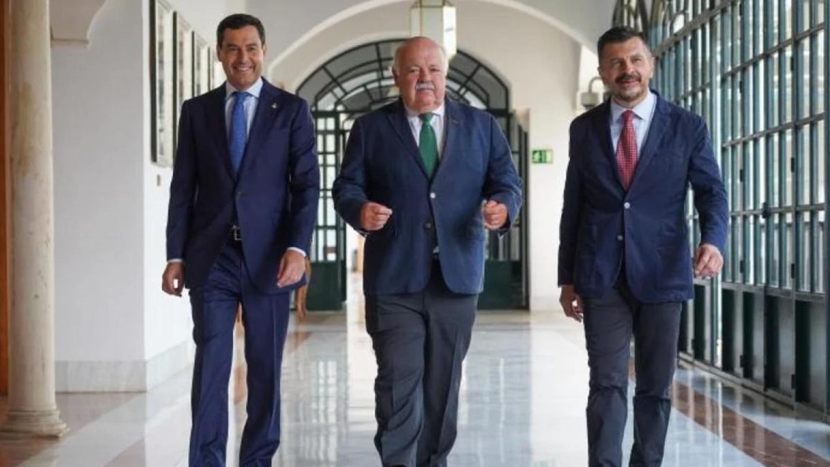 Juanma Moreno, presidente andaluz, Jesús Aguirre, presidente del Parlamento, y Toni Martín, portavoz parlamentario del PP.