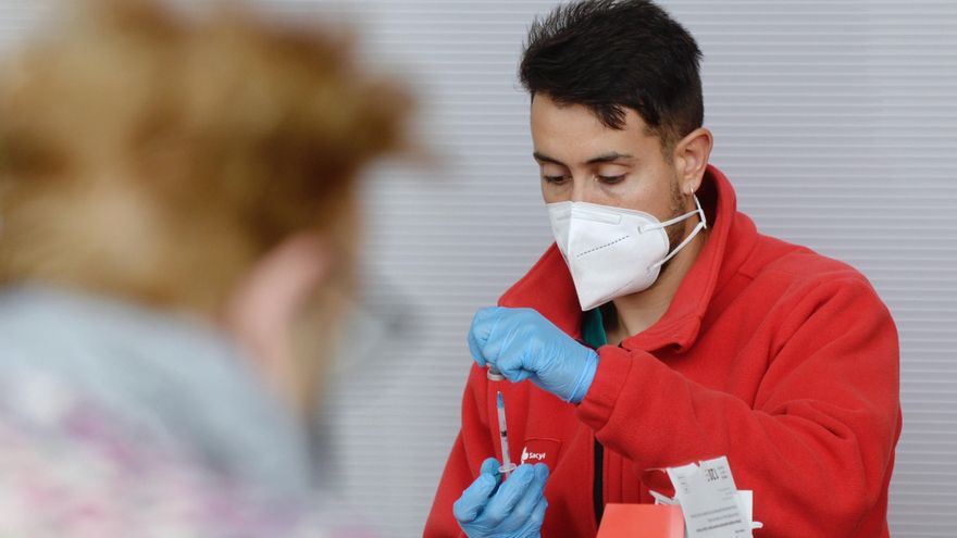 Un sanitario prepara una vacuna de Moderna en un centro de vacunación contra la covid-19 este martes en Valladolid. EFE/NACHO GALLEGO