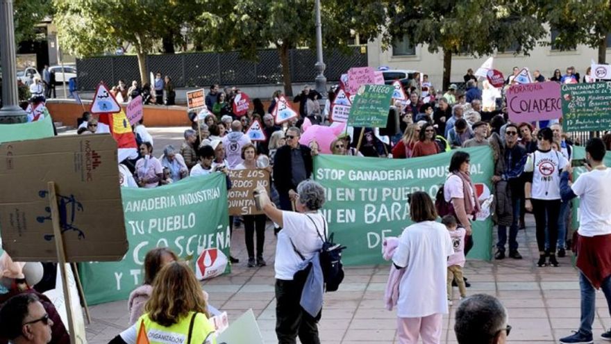Manifestación contra las macrogranjas