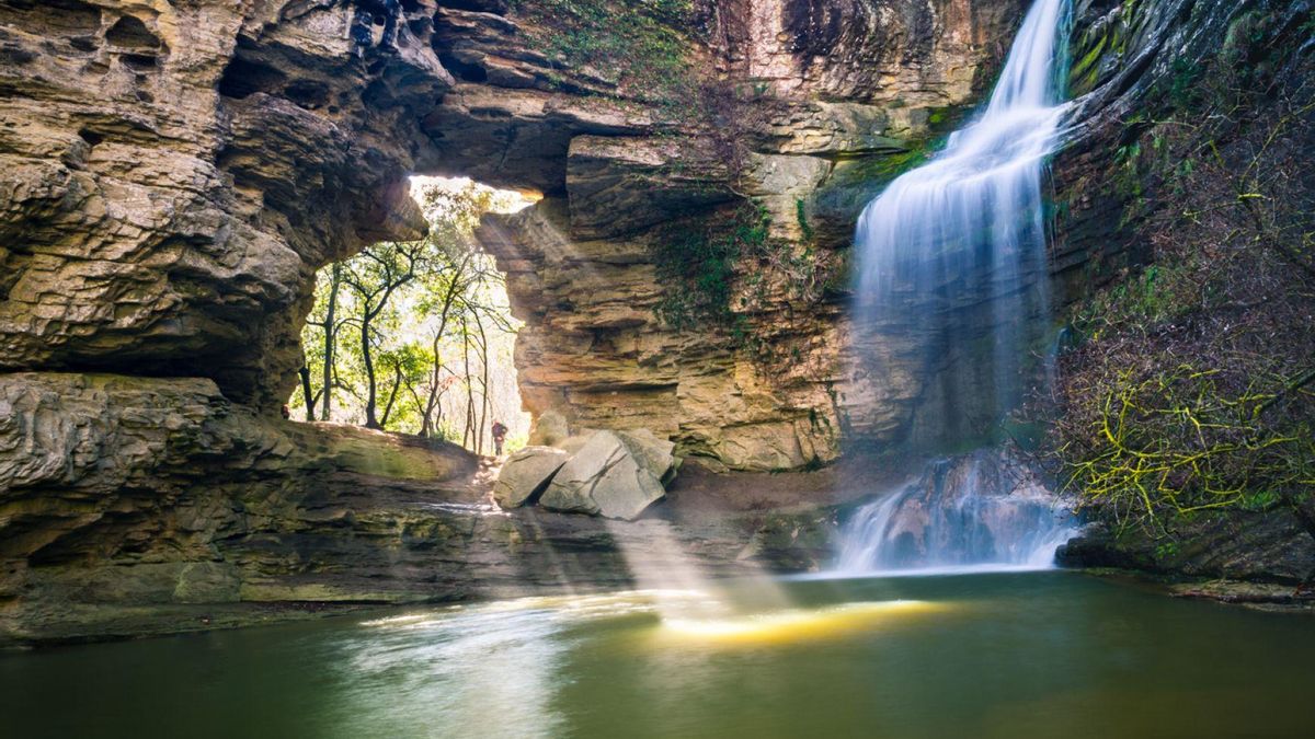 Esta ruta de senderismo de solo dos kilómetros y media hora de duración termina en una piscina natural con una cascada escondida tras una roca