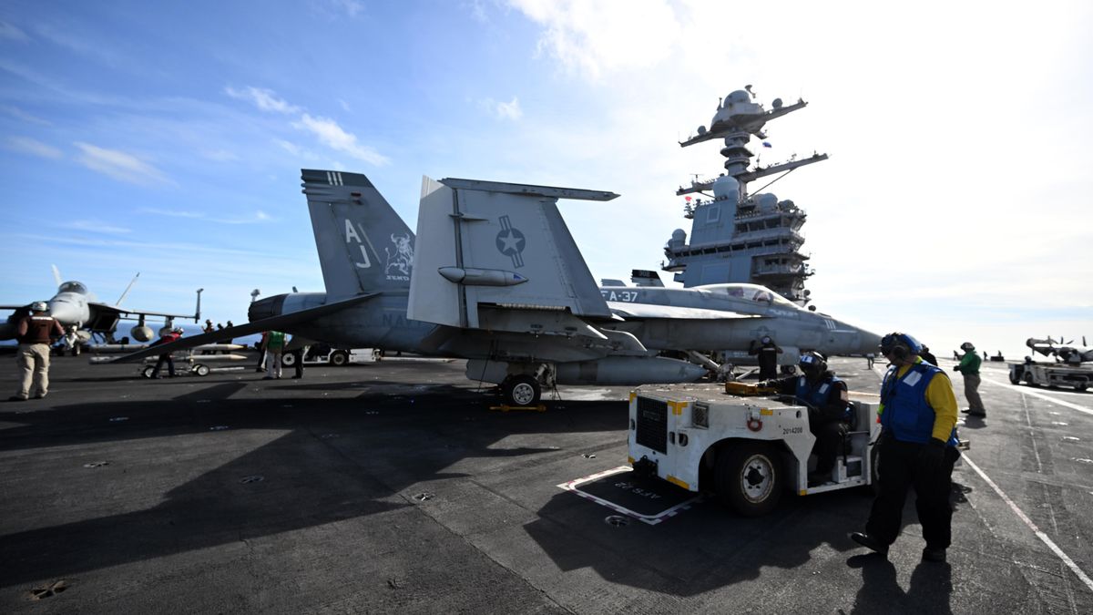 Un avión de combate se prepara para despegar en el portaaviones USS Gerald R. Ford, que se está dirigiendo al Caribe, el pasado 24 de septiembre de 2025, en el Mar del Norte frente donde estaba de maniobras.
