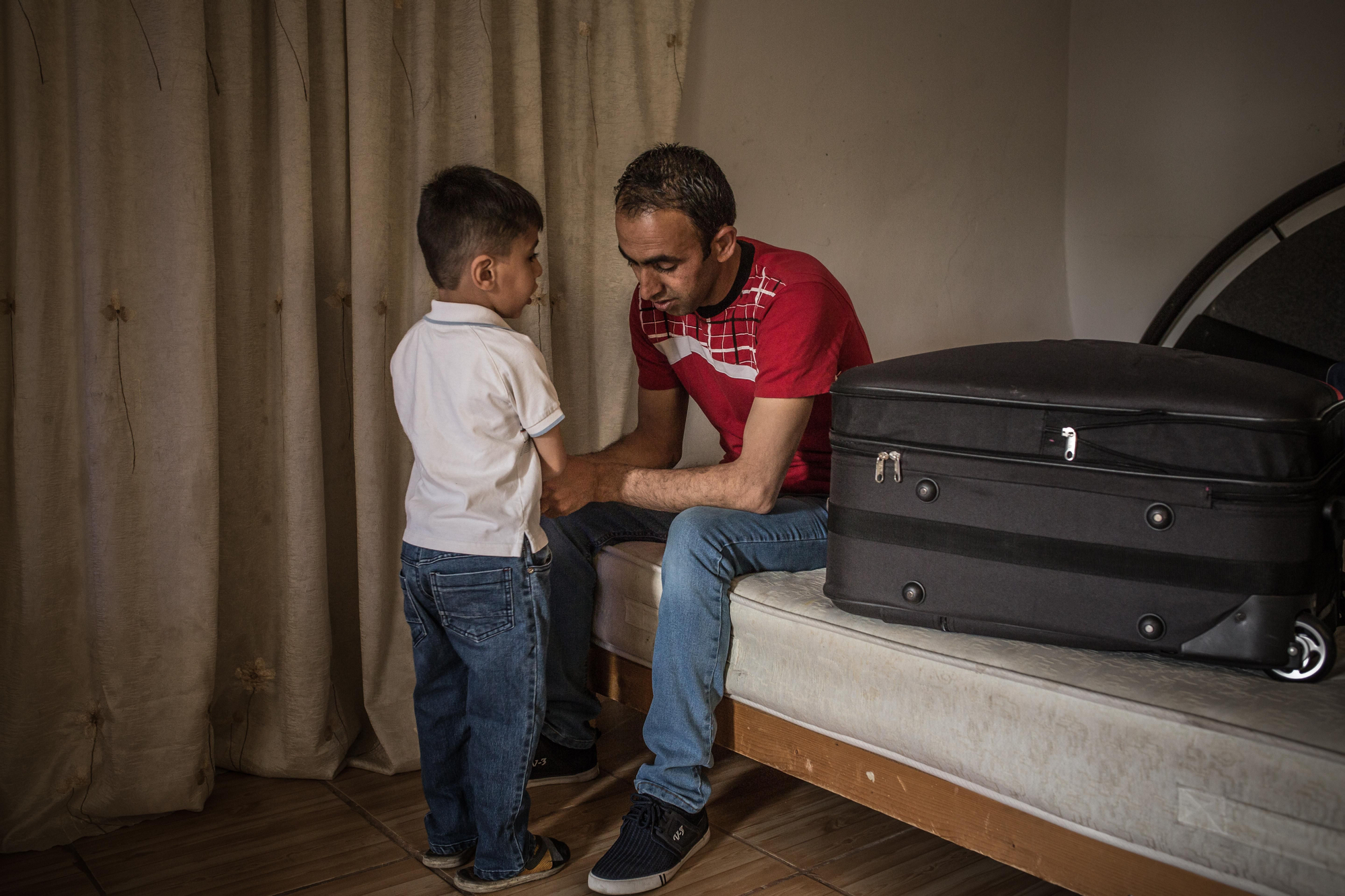 Foto: Kahlil junto a Moahamad se preparan para emprender este viaje en busca de un futuro. Autor: Pablo Tosco / Oxfam Intermón