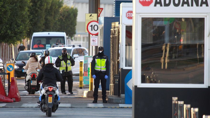 Policías de España (d) y Gibraltar (i), en el paso fronterizo en La Línea de la Concepción. EFE/A.Carrasco Ragel.