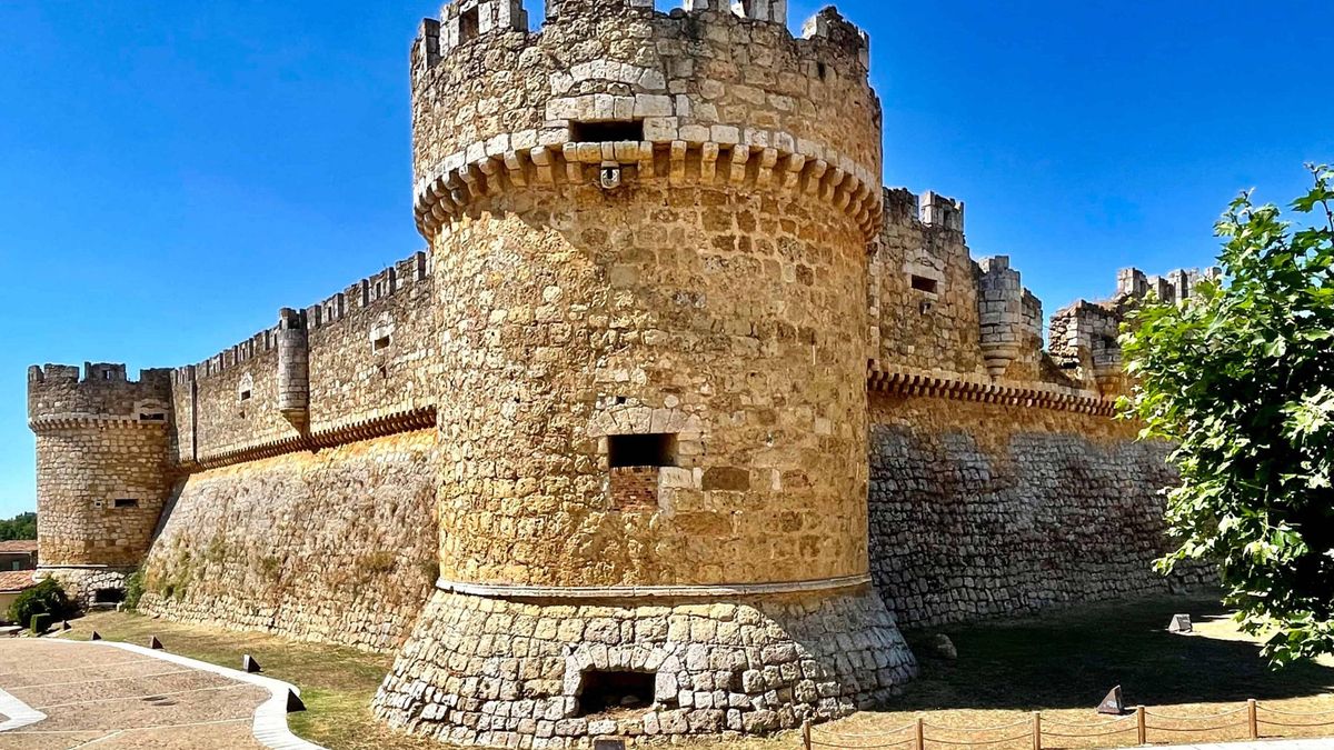 Construido con cuatro torreones y tres plantas, es considerado el primer castillo artillero de toda la península