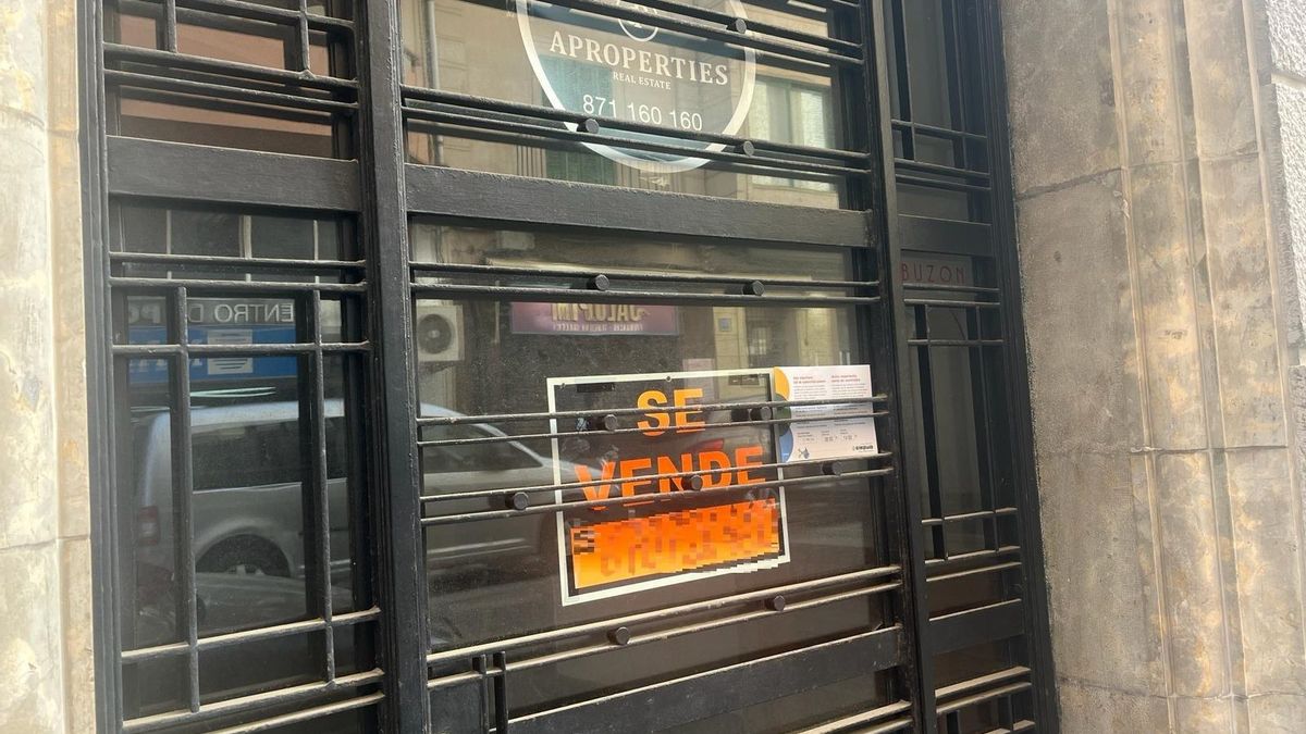 Imagen de archivo de un cartel de 'Se Vende' en la entrada de un bloque.