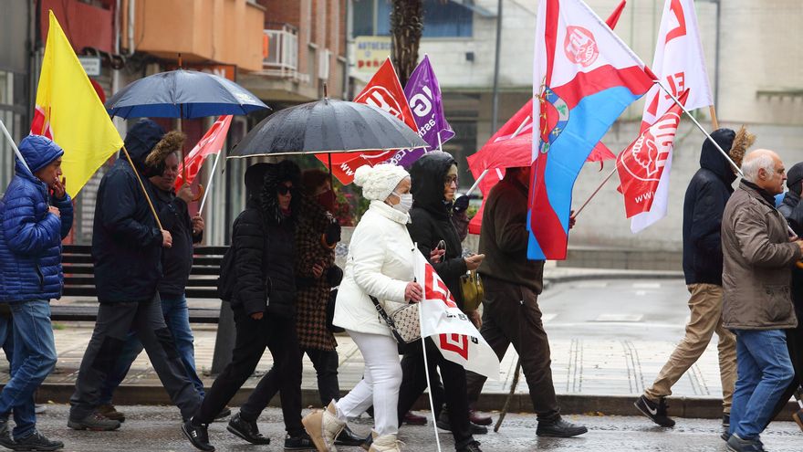 Manifestación de CCOO y UGT en defensa de la democracia en Ponferrada.