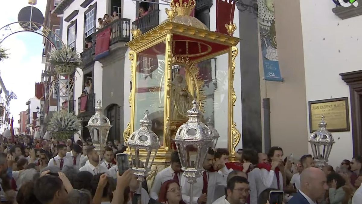 La imagen de la Virgen de Las Nieves, en la calle Real, este domingo.
