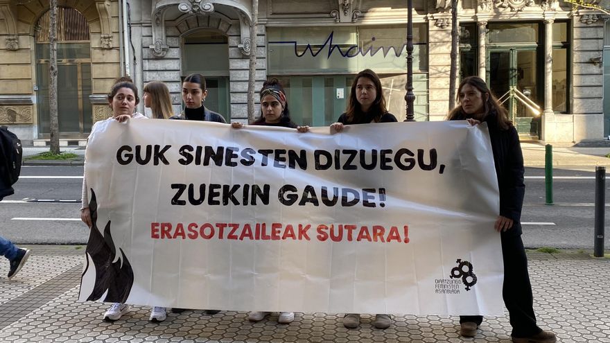 Miembros de Oiartzungo Asanblada Feminista protestando frente a la Audiencia de Gipuzkoa en contra del acusado