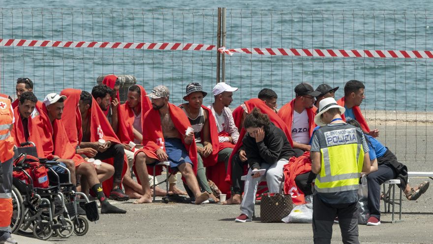 La Policía trabaja a contrarreloj para evitar el hacinamiento de 442 supervivientes en el CATE de Lanzarote