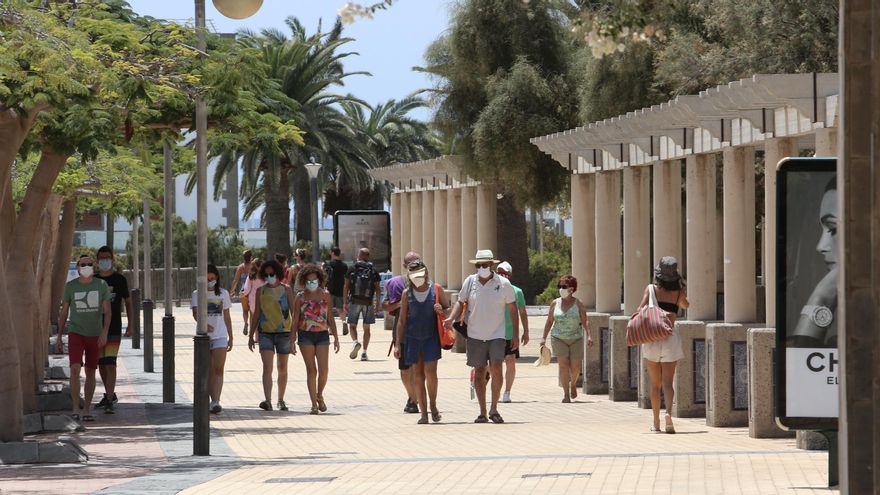 Paseo de la playa de Las Brurras en el segundo día en el que la mascarilla es obligatoria.