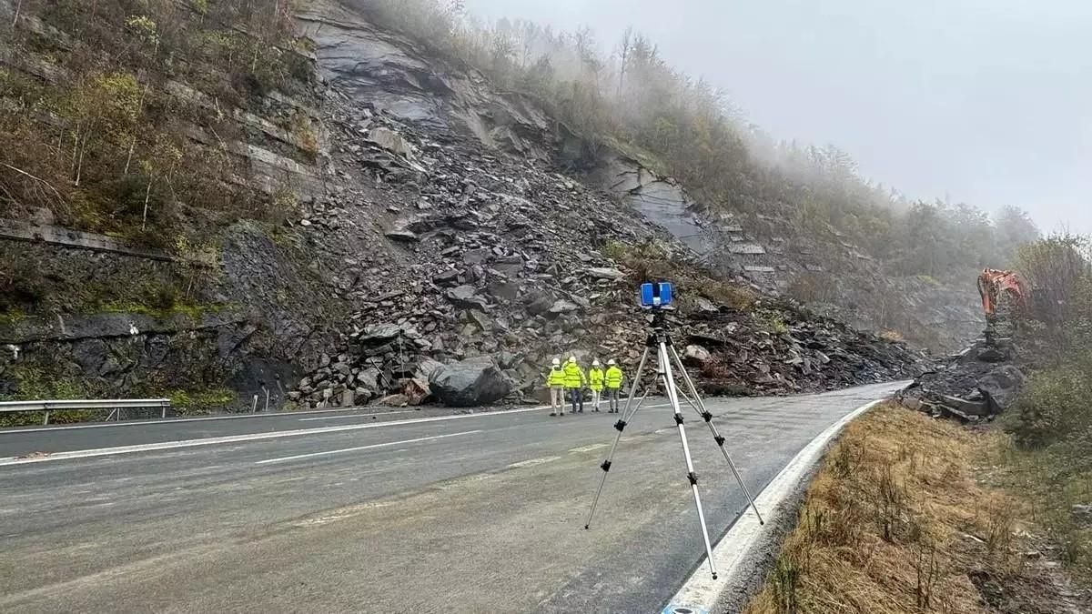 Labores de revisión de la zona donde se produjo el argayo, en la autopista del Huerna, en noviembre de 2024.