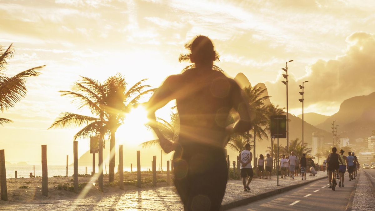 En Río de Janeiro, a lo largo de las playas de Ipanema y Copacabana, los corredores colonizan el carril bici y los paseos con los pavimentos ondulantes del paisajista brasileño Roberto Burle Marx.