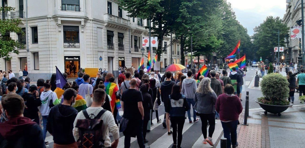 Las calles vascas se tiñen de arcoíris en el Día del Orgullo