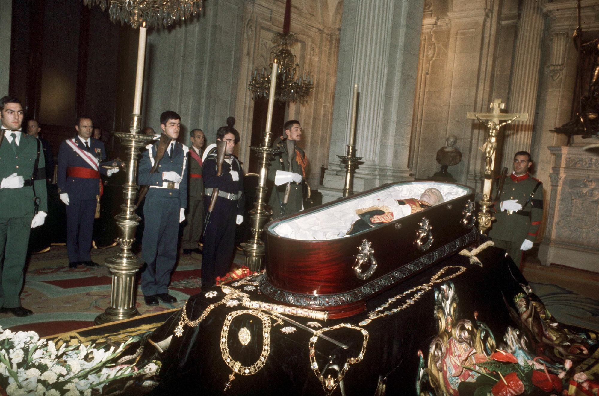 MADRID, 20/11/1975.- Capilla ardiente de Francisco Franco instalada en el Palacio Real.