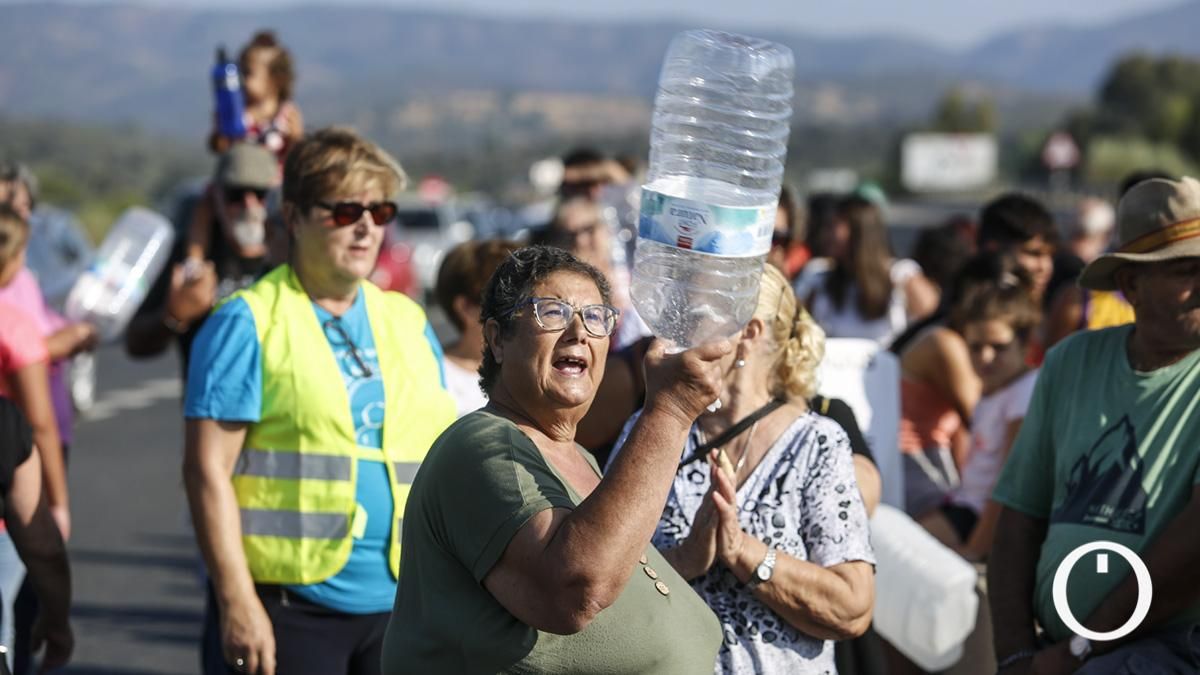 Los parcelistas cortan la N-432 al grito de "¡Queremos agua, pagamos nuestros impuestos!"