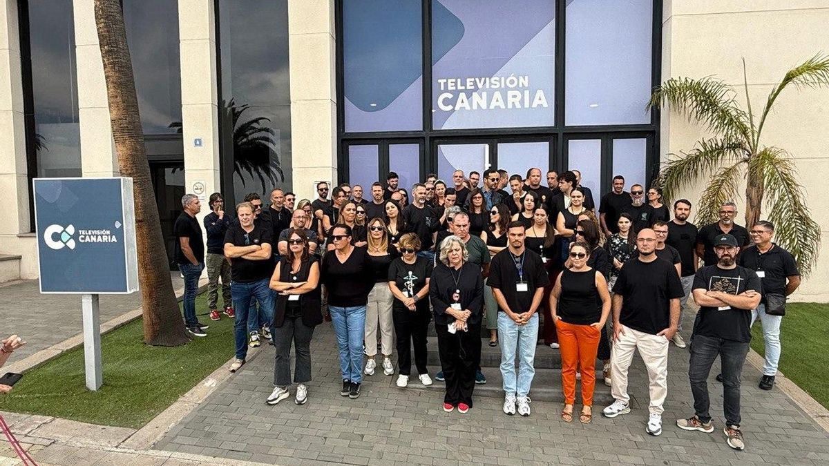 Trabajadores de RTVC, este miércoles, en señal de protesta contra la nueva ley audiovisual de Canarias