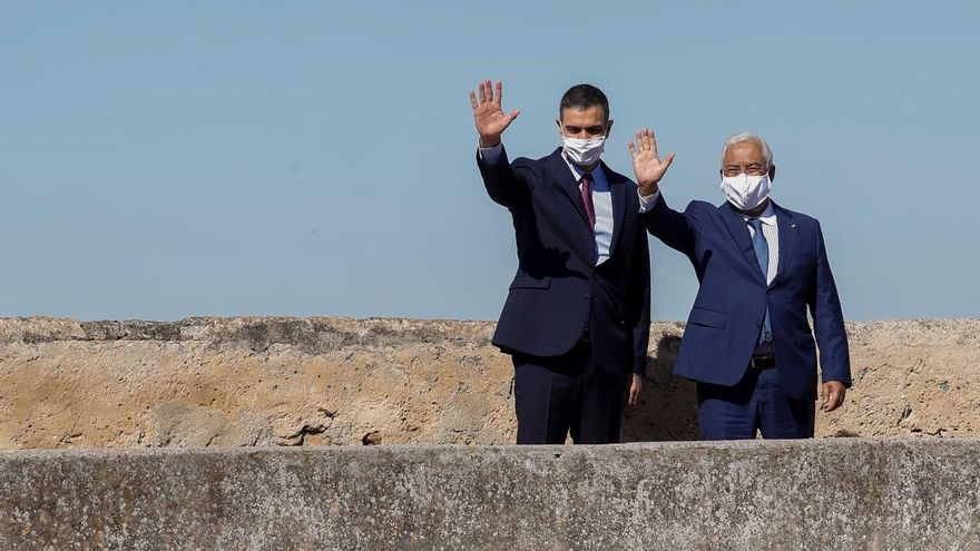 El presidente del Gobierno, Pedro Sánchez (i), junto al primer ministro luso Antonio Costa (d), durante el paseo por la muralla de la ciudad durante el acto oficial de la reapertura, tras tres meses y medio cerradas por el coronavirus, de la fronteras entre España y Portugal este miércoles en Badajoz.