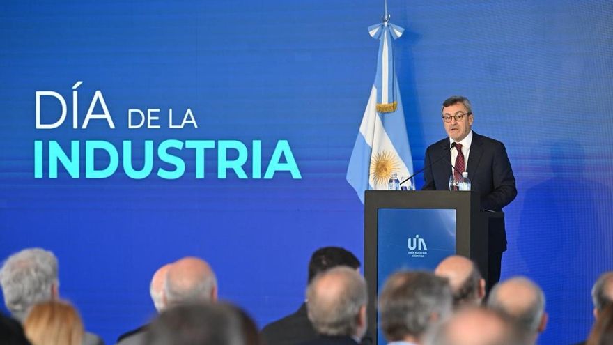 Cruce entre la Unión Industrial Argentina y el Gobierno por la apertura económica