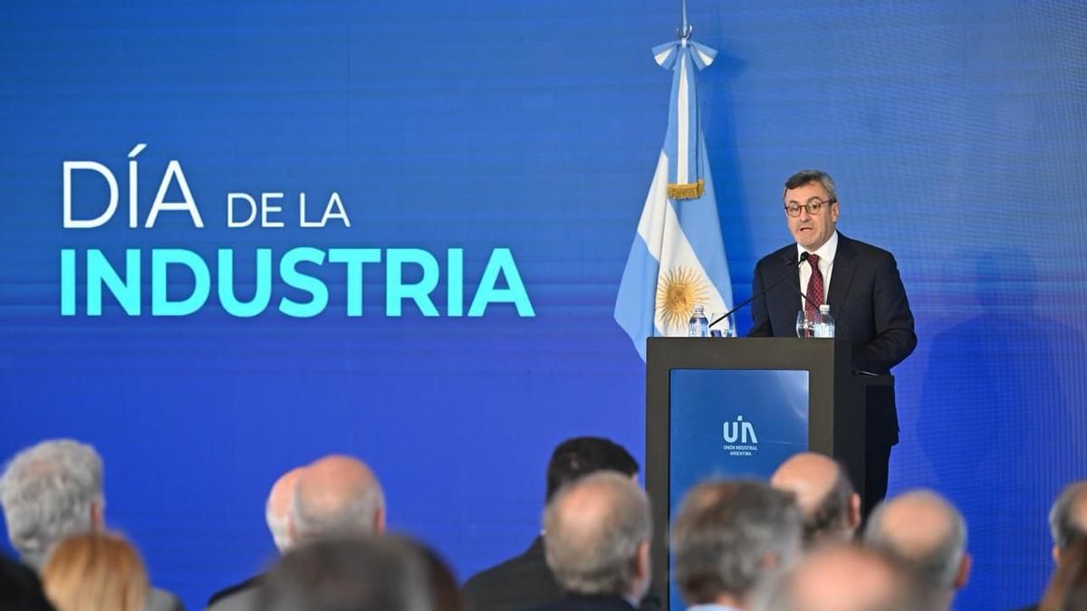 Cruce entre la Unión Industrial Argentina y el Gobierno por la apertura económica
