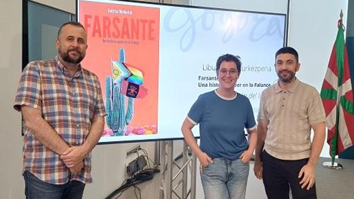 La periodista Andrea Momoito durante la presentación de 'Farsante'