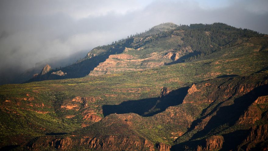 Ligera subida de temperaturas y nubosidad en las islas de mayor relieve: el tiempo para este jueves en Canarias