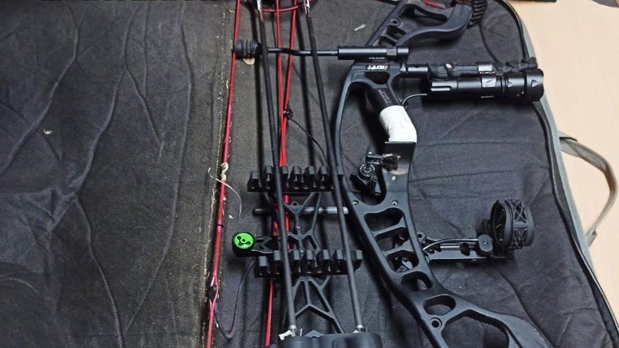 Imagen del arco de poleas y las flechas incautadas al cazador furtivo.