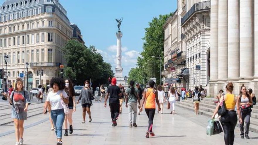 El número de hospitalizados con coronavirus en Francia continúa descendiendo.