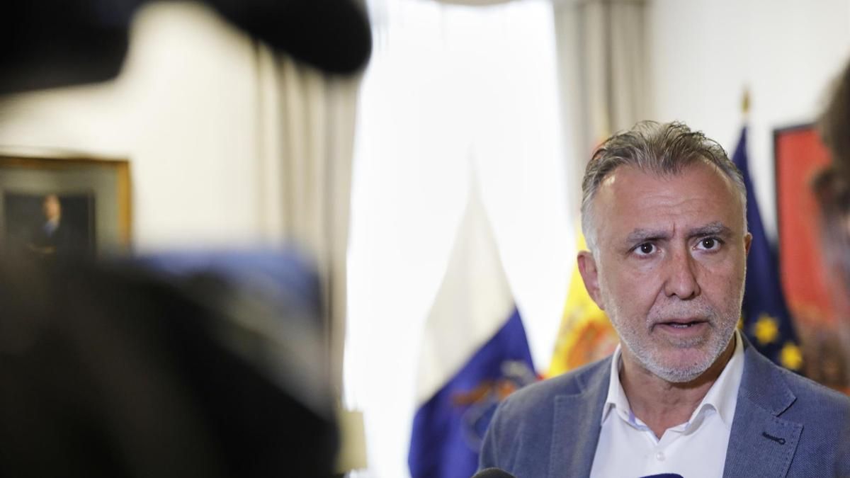 El ministro Ángel Víctor Torres, atendiendo a los medios de comunicación.