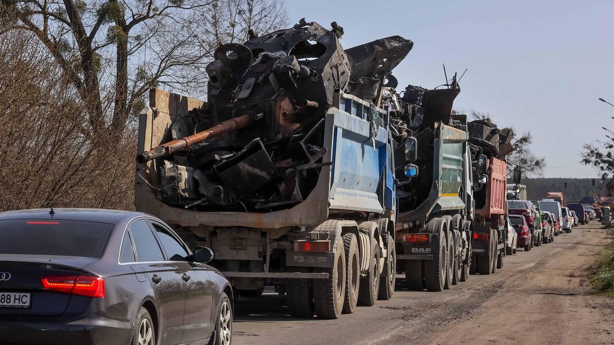 Una gran fila de vehículos esperan para entrar en Kiev (Ucrania), este jueves. Centenares de coches cargados con maletas y cajas formaron un gran atasco en la entrada oeste de Kiev, en un momento en el que los kievitas que huyeron de la capital ucraniana por la guerra están regresando, a pesar de que las autoridades han advertido que no lo hagan.