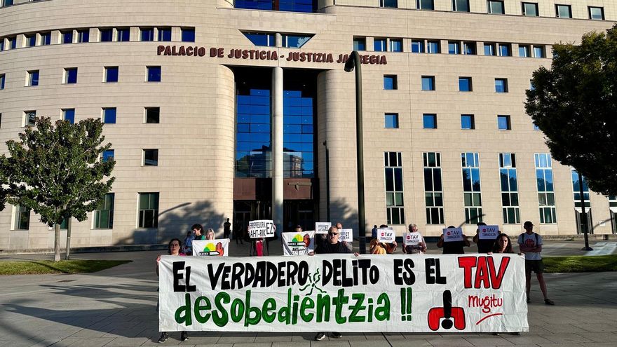 Concrentración a los activistas AntiTAV en el Palacio de Justicia de Navarra