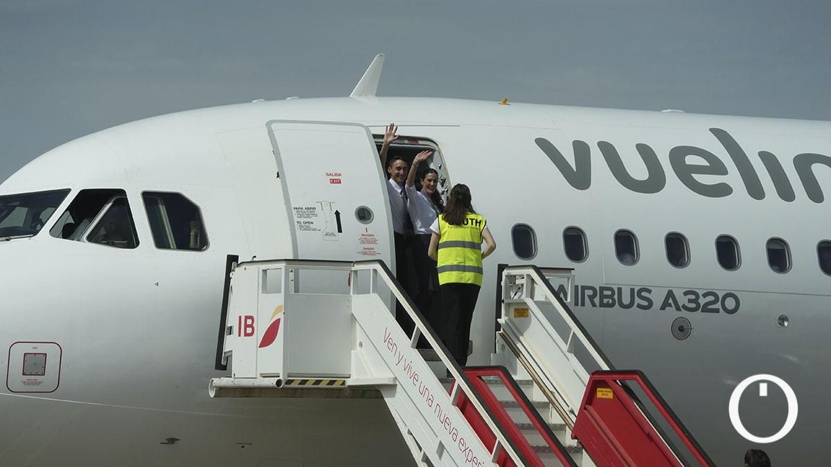 Llegada al aeropuerto de Córdoba del primer vuelo de Vueling desde Barcelona