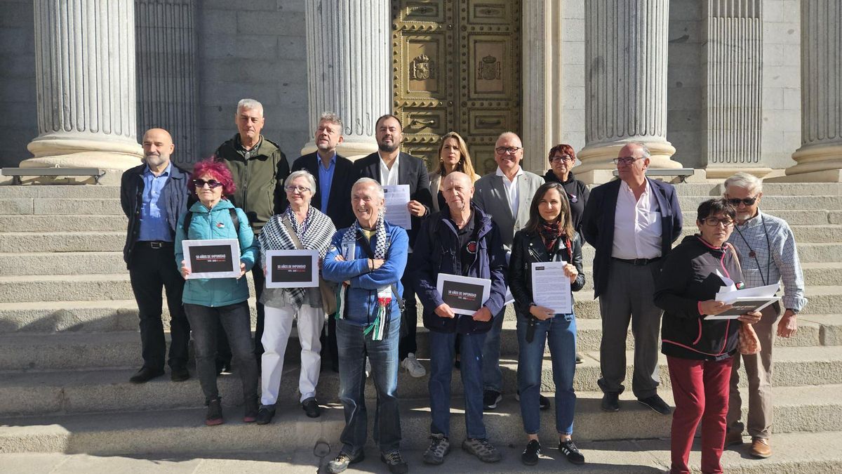 Varios representantes de los partidos políticos con miembros de organizaciones firmantes.