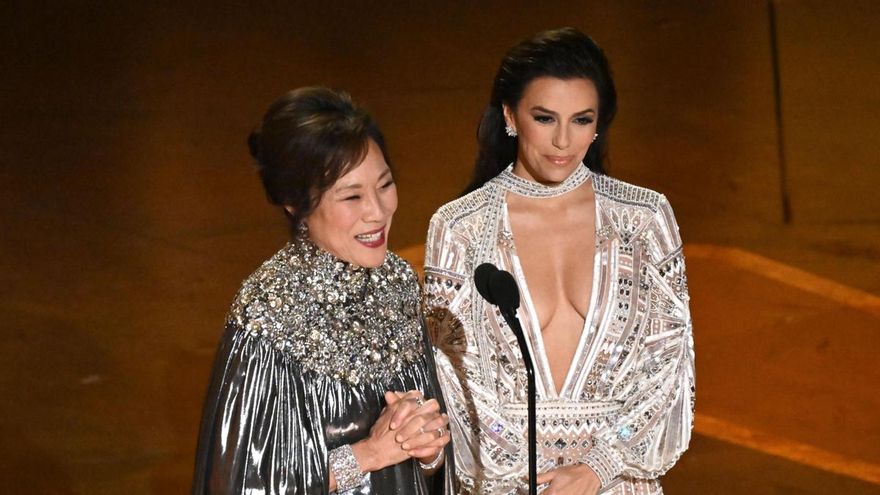Janet Yang y Eva Longoria, durante los Premios Oscar 2023